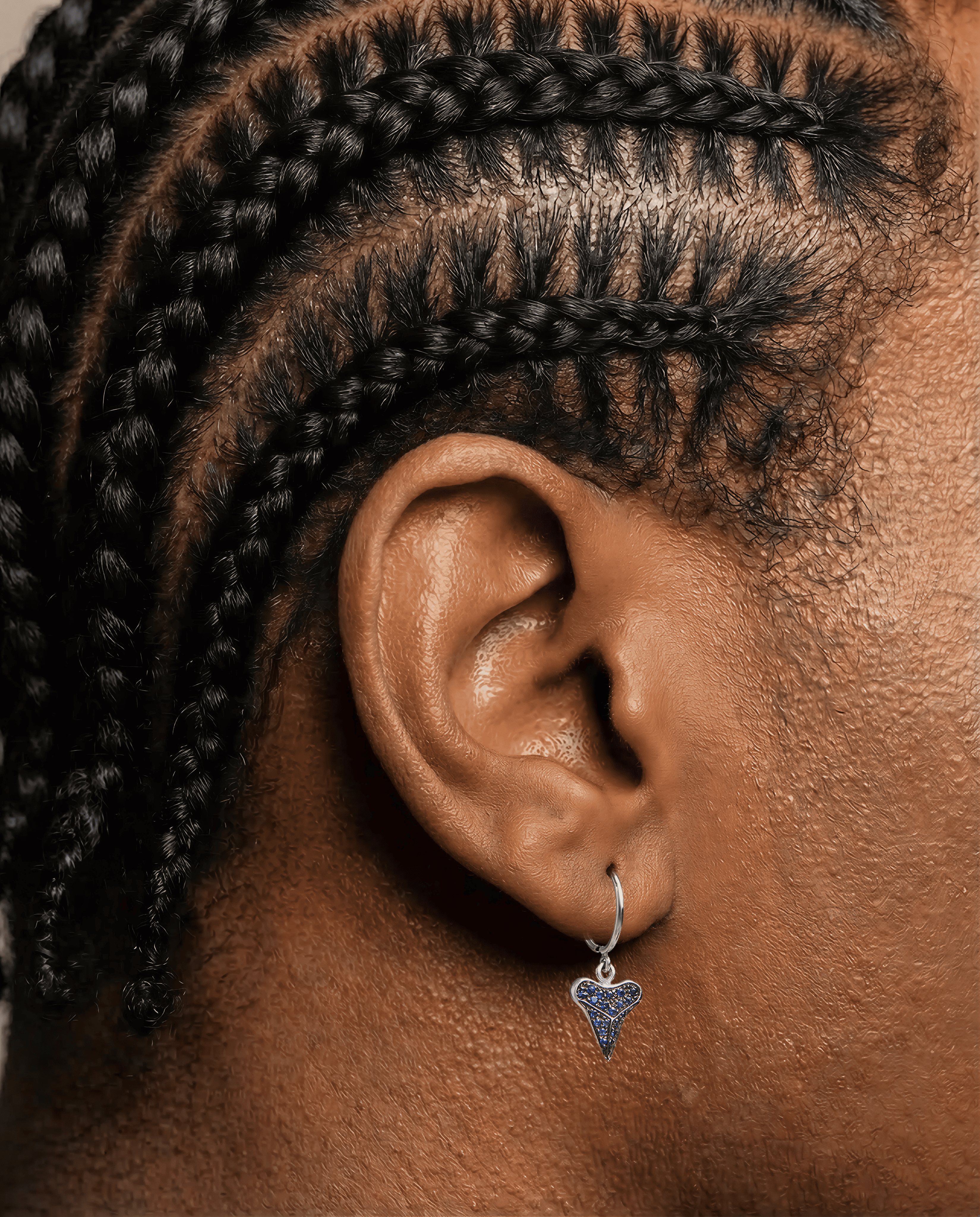 THE SHARK TOOTH WITH BLUE SAPPHIRE