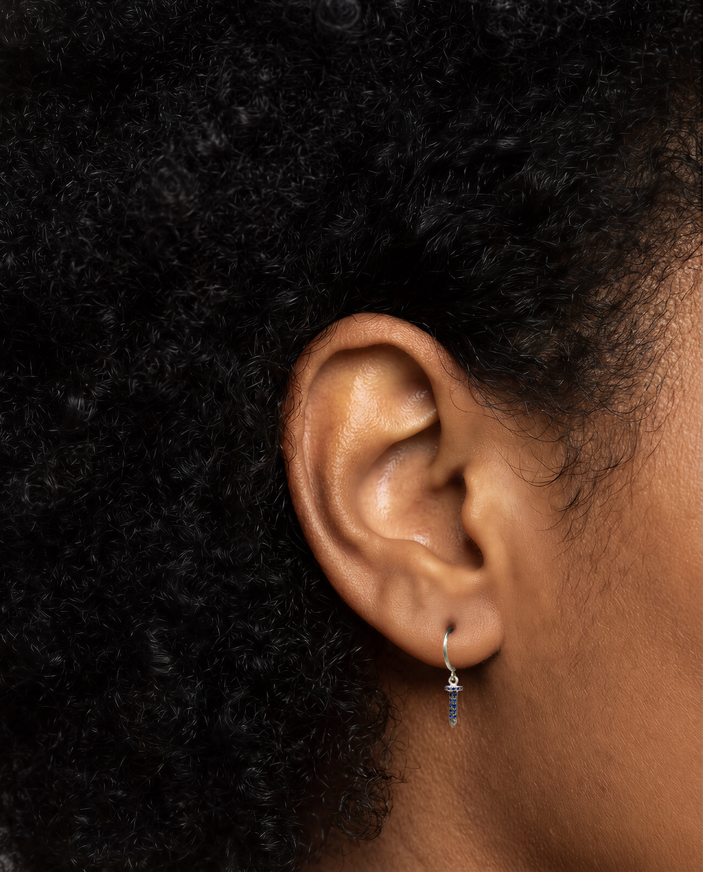 The Nail in Blue Sapphire - 18K white gold hoop earrings and a nail charm with a blue sapphire